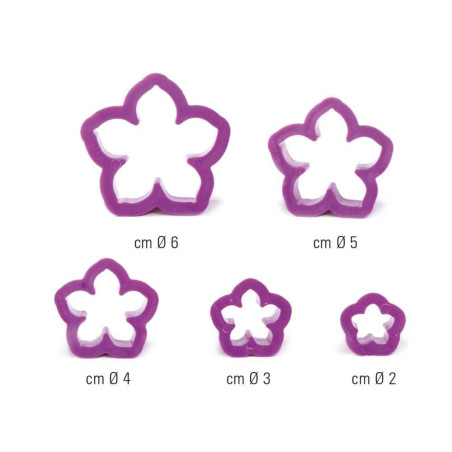 modeling-petunia-in-sugar-paste