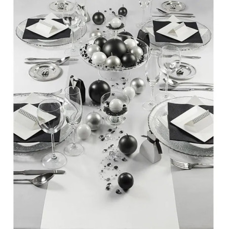 black-and-white-table-decor