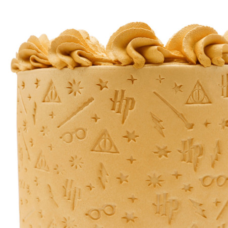 harry potter pattern on a cake