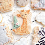 decorated biscuit with giraffe modeling mold