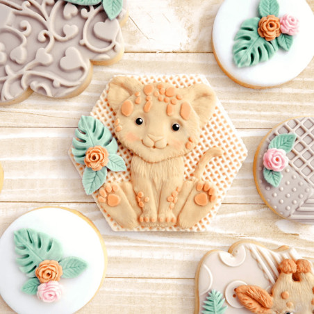 lion cub sugar paste modeling