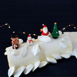 4 figurines for Christmas log