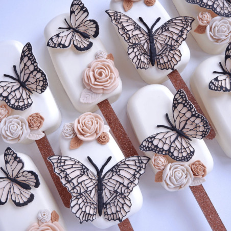 magnum cake decorated with roses