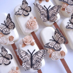 magnum cake decorated with roses