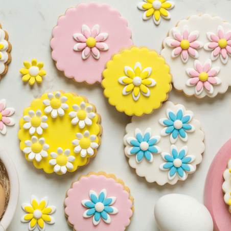 White and yellow sugar daisy on cookies
