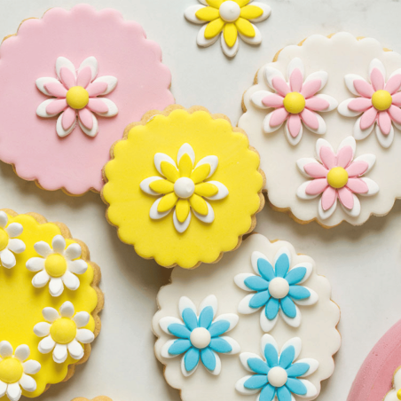 White and pink sugar daisy on cookies