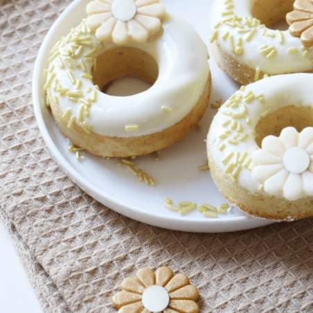 Edible marzipan flowers - daisies for cake decoration