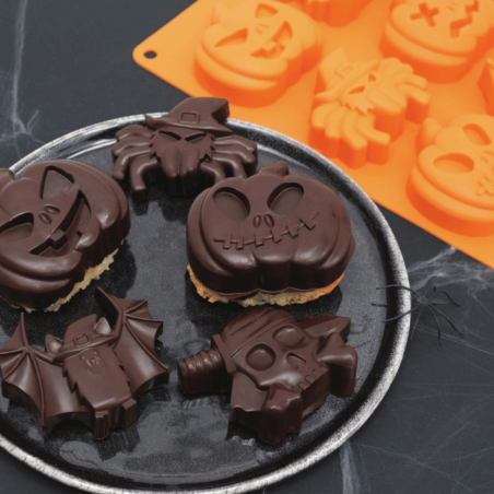 Halloween cupcakes from Cecoa Paris - pumpkins and bats