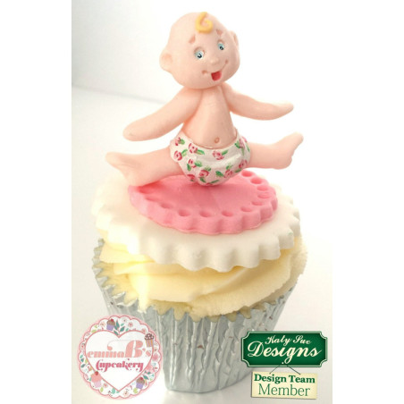 baby-modelling-in-sugar-paste