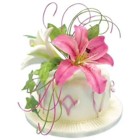 modeling-fleur-de-lys-in-sugar-paste
